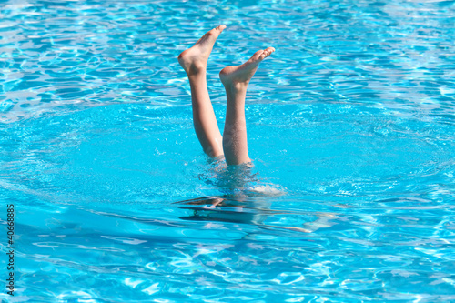 Handstand im Pool photo
