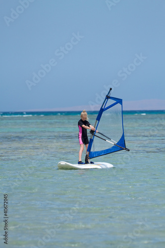 Mädchen beim Windsurfen - Kid windsurfing