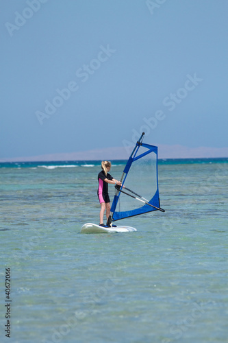 Mädchen beim Windsurfen - Kid windsurfing