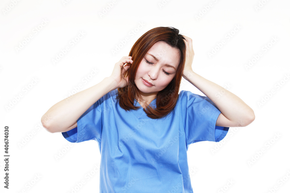 悩んでいる女医 悩んでいる女医