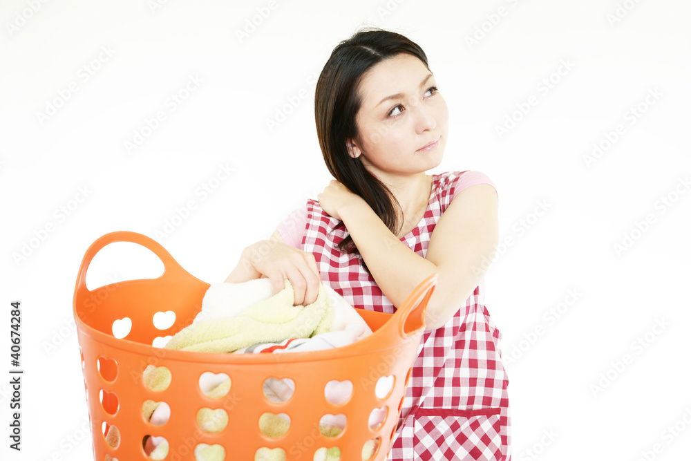 肩こりに悩む女性 肩こりに悩む女性