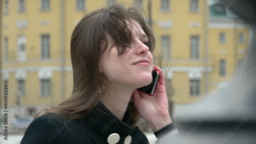 Junge Frau telefoniert draußen in der Stadt Junge Frau telefoniert draußen in der Stadt