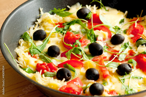 Frittata, omlet z pomidorami, serem i oliwkami