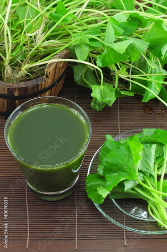 Pennywort juice and fresh leaves.