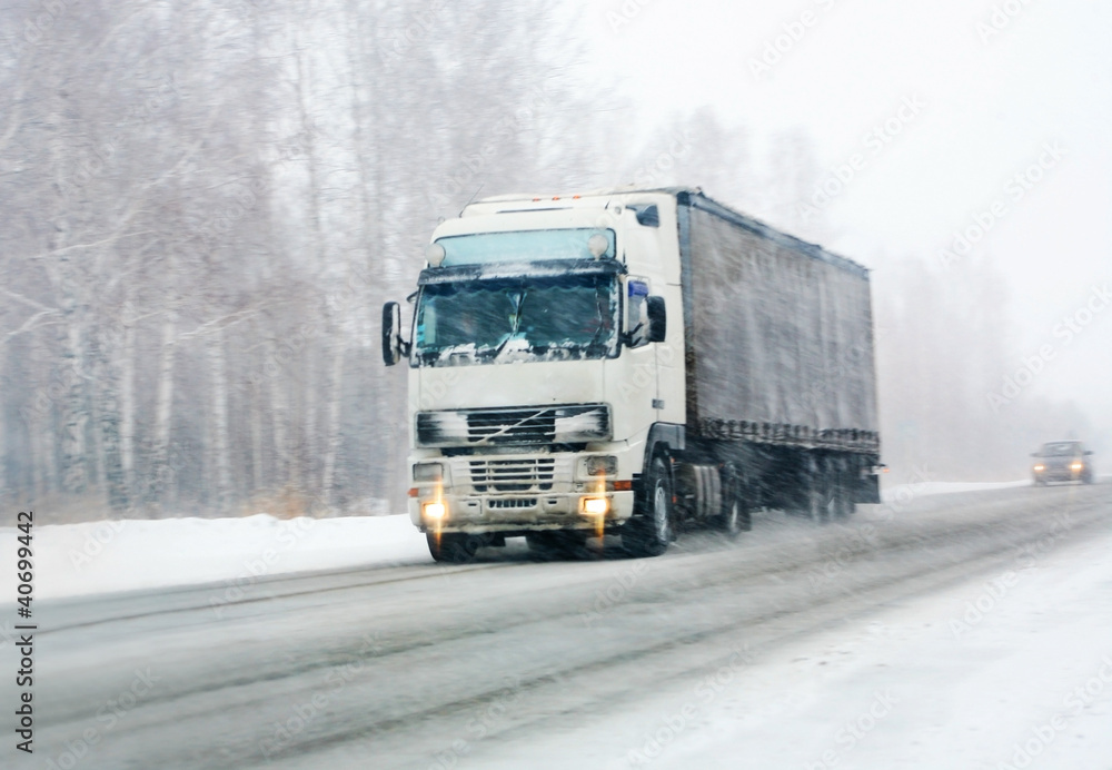 Obraz premium truck goes on winter road