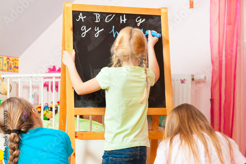 Kinder spielen Schule zu Hause photo