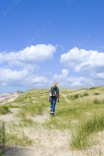 Frau wandert durch Dünen