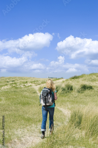 Frau wandert durch Dünen