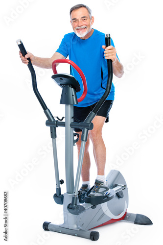 Fotografie senior man exercising on stepper