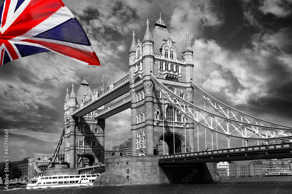 Obraz premium London Tower Bridge z kolorową flagą Anglii
