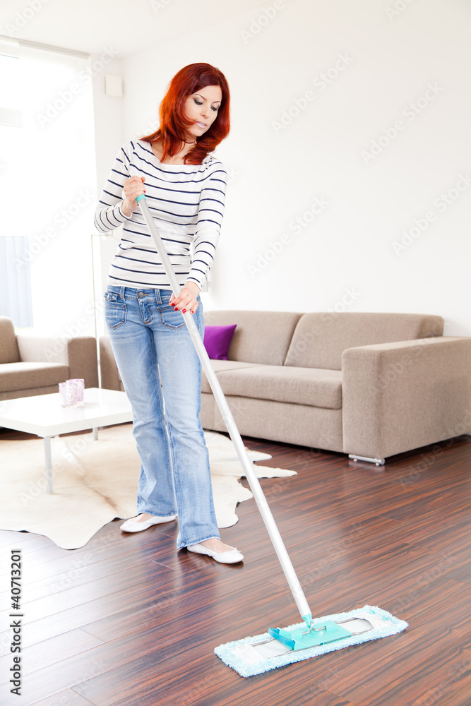 Junge rothaarige Frau bei der Hausarbeit Junge rothaarige Frau bei der Hausarbeit