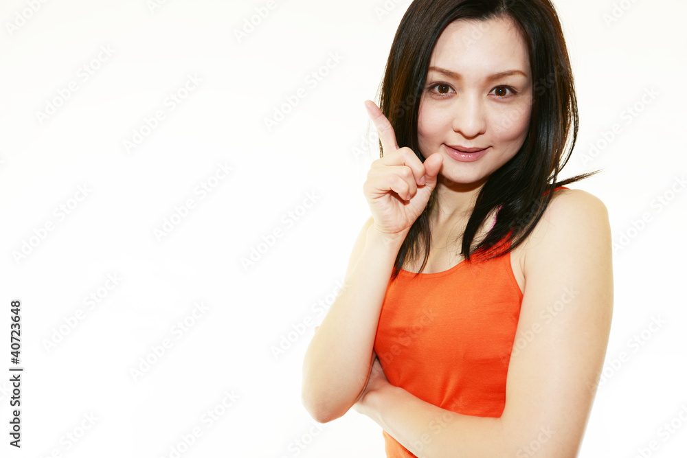 メイクアップをしている笑顔の女性 メイクアップをしている笑顔の女性