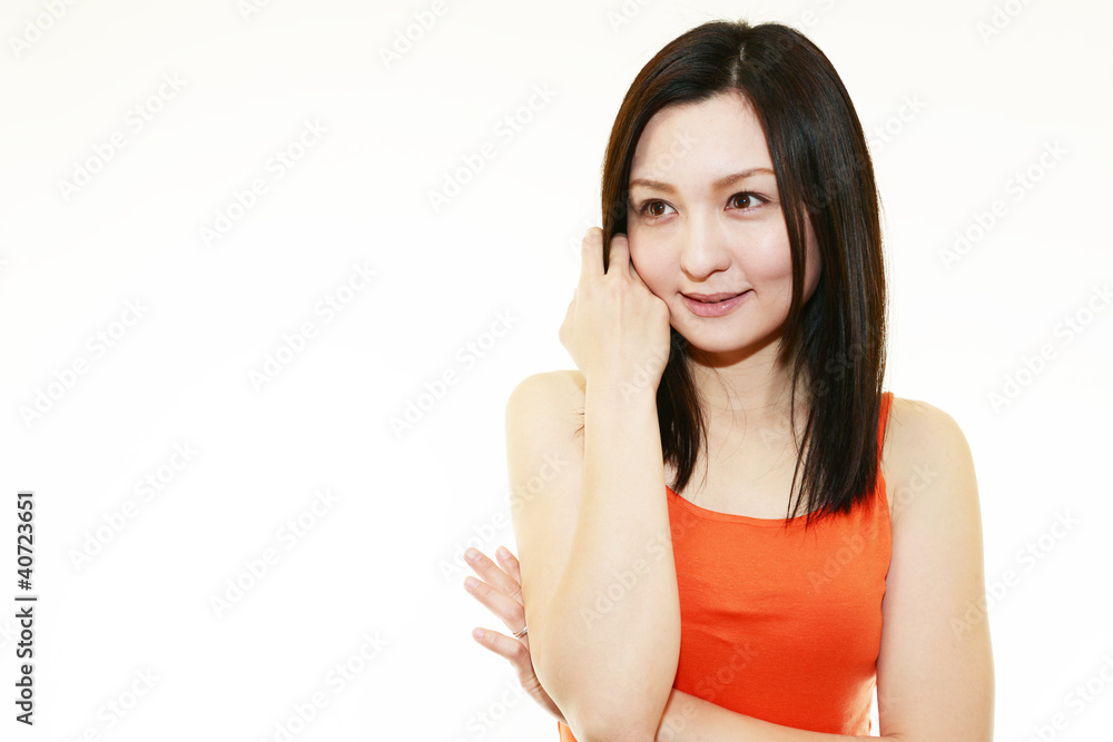 スキンケアをしている笑顔の女性 スキンケアをしている笑顔の女性