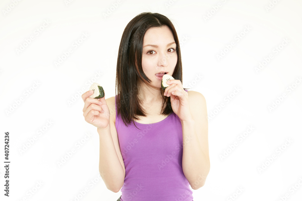 おにぎりを食べている笑顔の女性 おにぎりを食べている笑顔の女性