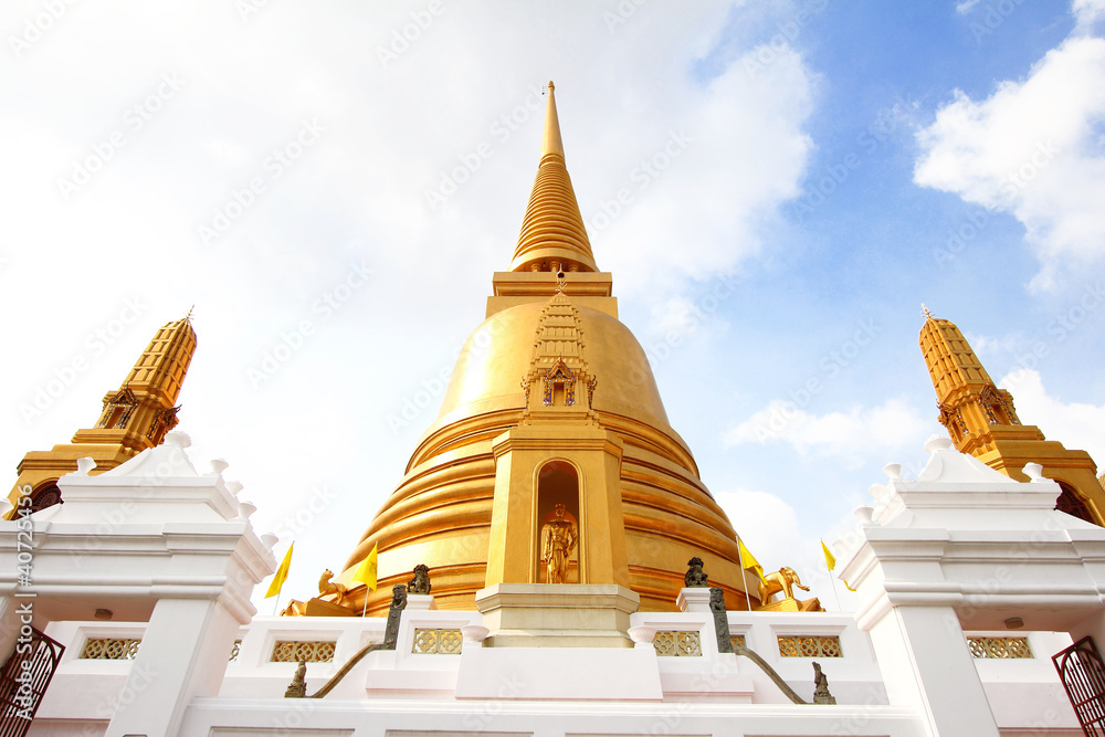 Fototapeta premium Gold pagoda at Baworn temple, Thailand.