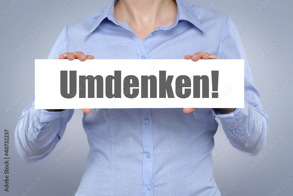Frau mit Schild umdenken