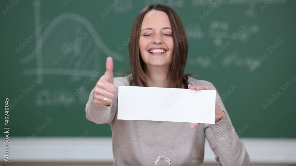lehrerin zeigt weißes schild und daumen hoch lehrerin zeigt weißes schild und daumen hoch