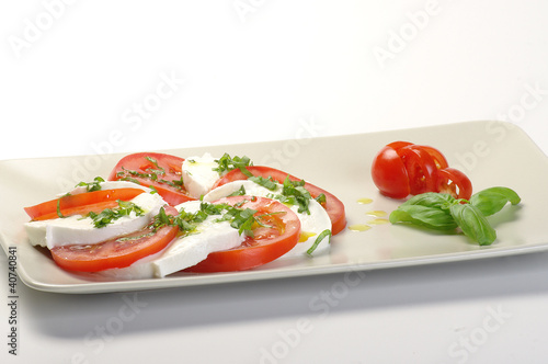 piatto di caprese su fondo bianco