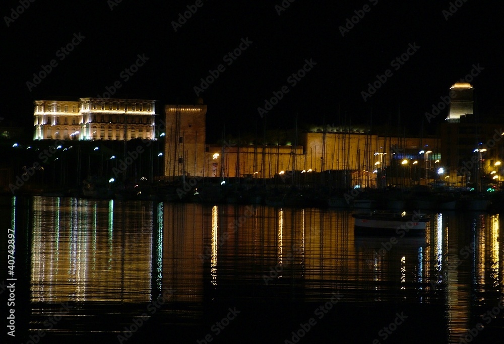 Vieux port de Marseille de nuit