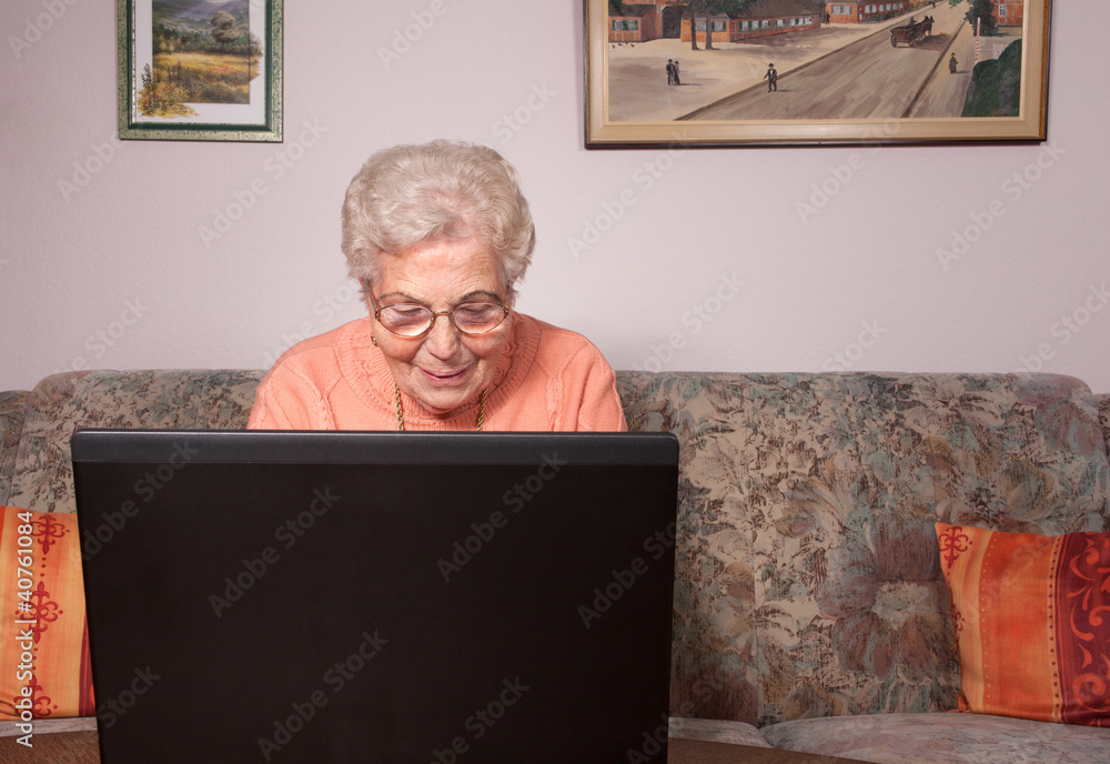 Eine alte Frau mit einem Laptop Eine alte Frau mit einem Laptop
