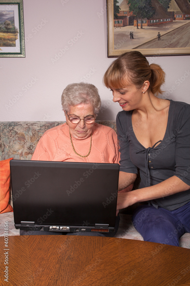 Eine alte Frau mit einem Laptop Eine alte Frau mit einem Laptop
