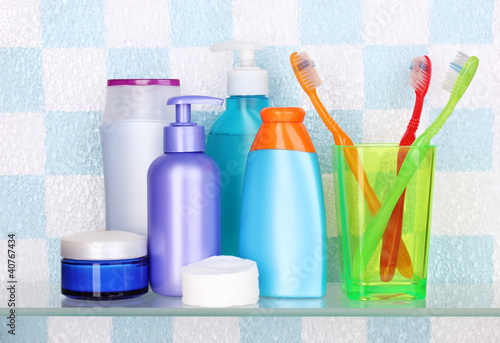Fotografía Shelf with cosmetics and toiletries in bathroom