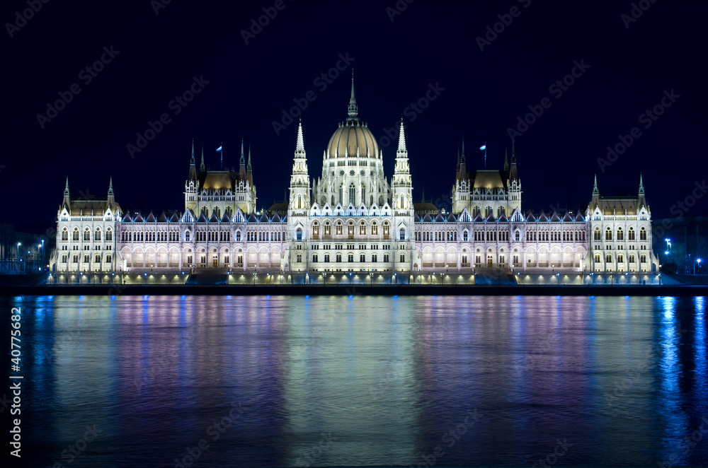 Fototapeta premium Budapest: Night View Hungarian Parliament