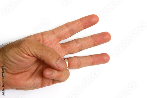 Mano con tres dedos