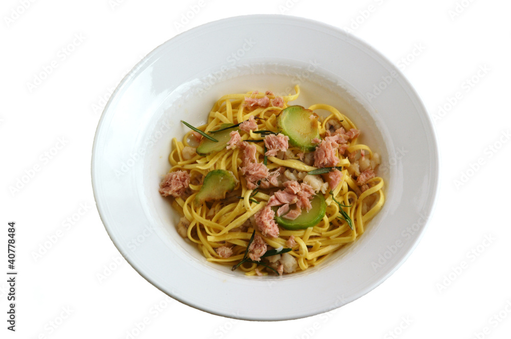 Tagliolini al tonno Pasta with tuna 面食与金枪鱼