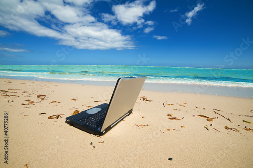 Fototapeta Naklejka Na Ścianę i Meble -  laptop on the beach