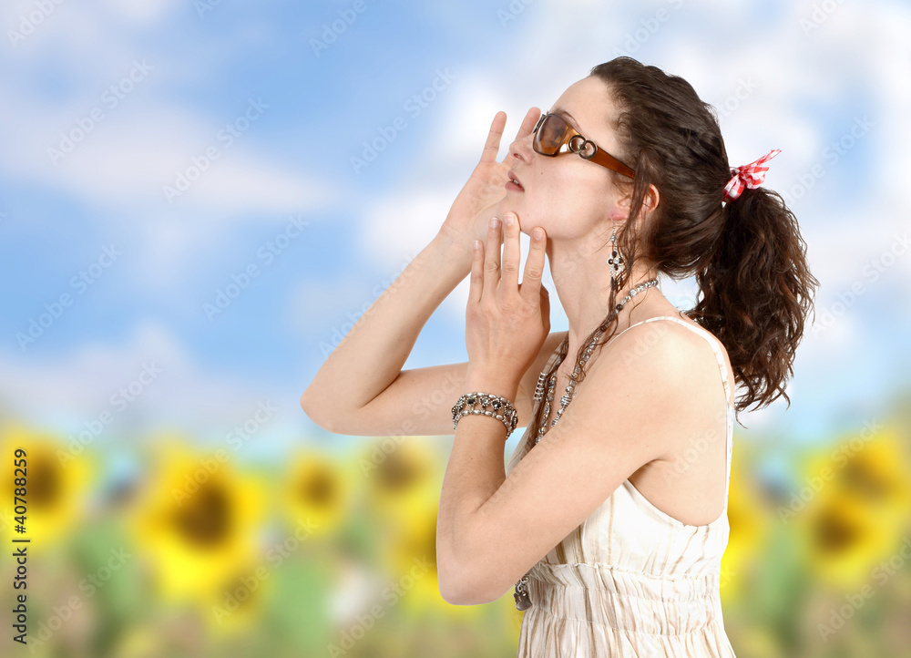 Hübsches Mädchen mit Sonnenschutz Hübsches Mädchen mit Sonnenschutz