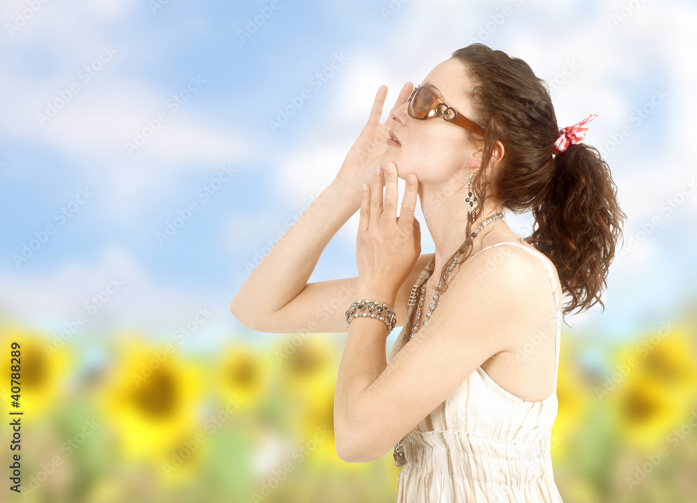Junge Frau im Garten der Sonnenblumen