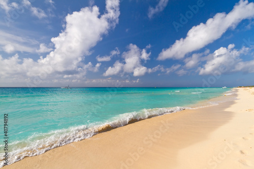 Fototapeta Naklejka Na Ścianę i Meble -  Idyllic beach of Caribbean Sea in Playacar - Mexico