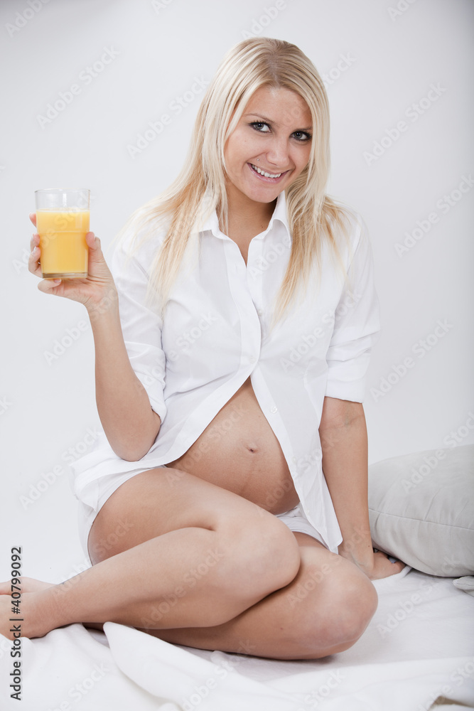 junge sexy schwangere frau mit glas frisch gepressten fruchtsaft Stock  Photo | Adobe Stock
