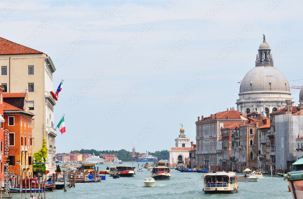 Canale con Chiesa della Salute a Venezia, Italia