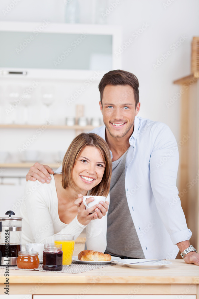 glückliches junges paar beim frühstück glückliches junges paar beim frühstück