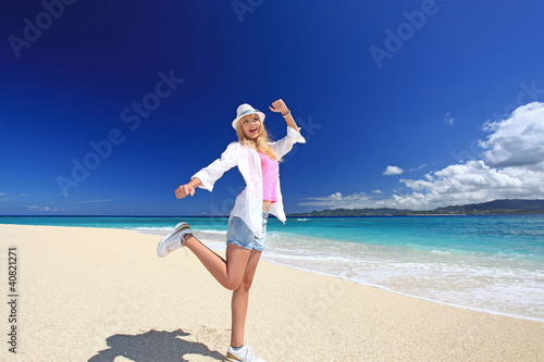 海辺でストレッチをしている笑顔の女性