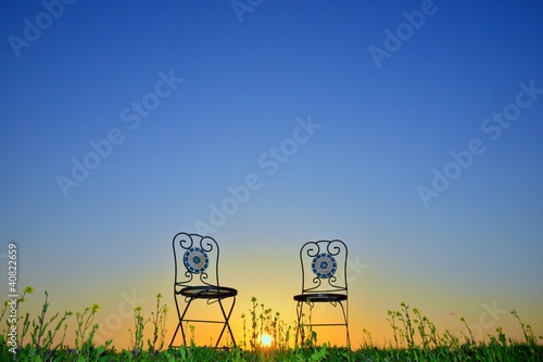 落陽と椅子のある風景