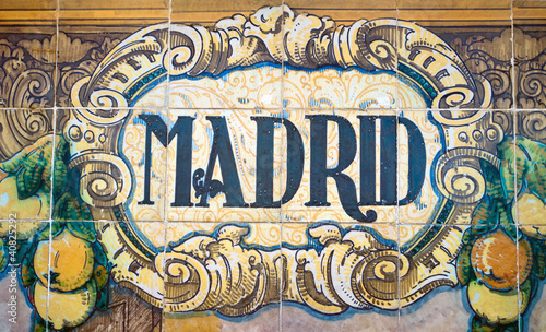 Cartel de cerámica con el nombre de Madrid
