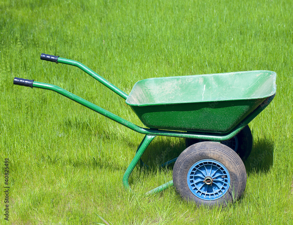 Naklejka premium Wheelbarrow to transport