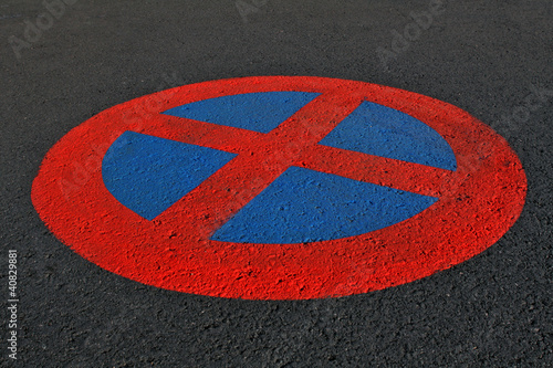 Verbot Schilder auf Parkplatz © okunsto