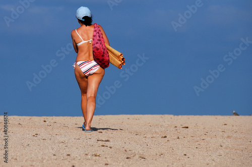Fotografie baigneuse marchant sur le sable