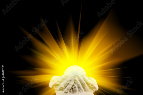 Foto Spiritual light in cupped hands