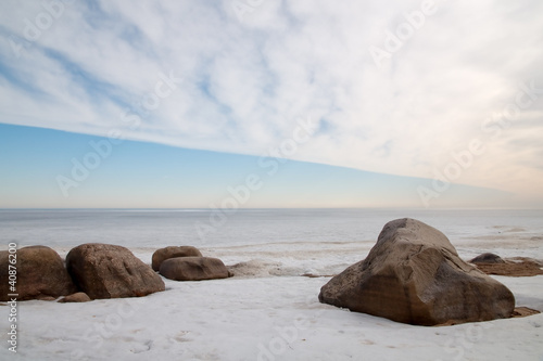 Валуны во льдах на берегу Ладожского озера