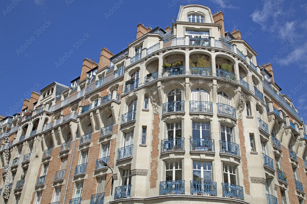 Fassade eines traditionellen Mehrfamilienhauses in Paris, Fran