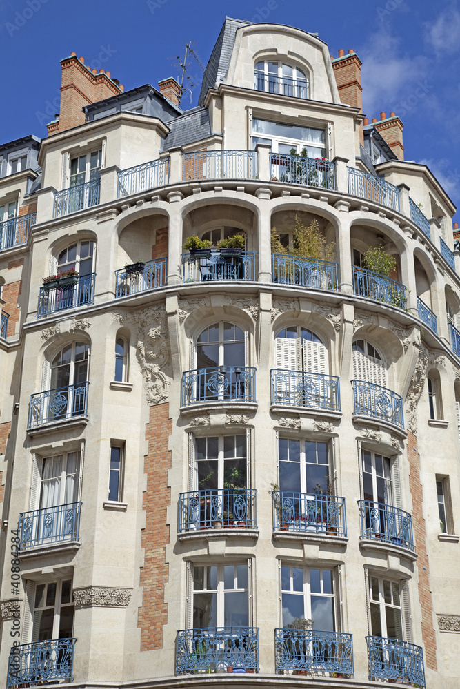Fassade eines traditionelles Mehrfamilielnhauses in Paris, Fran