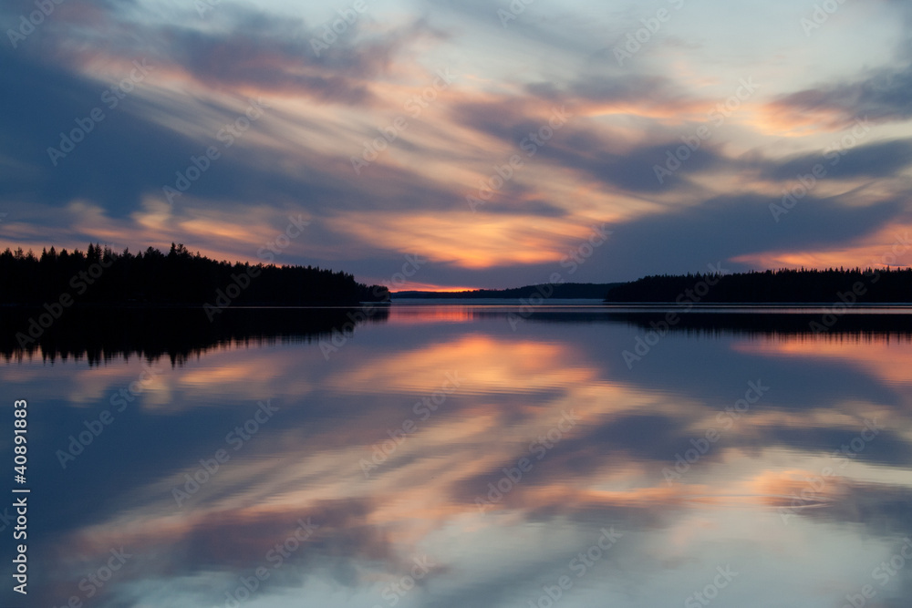 Spiegelung im See in Finnland