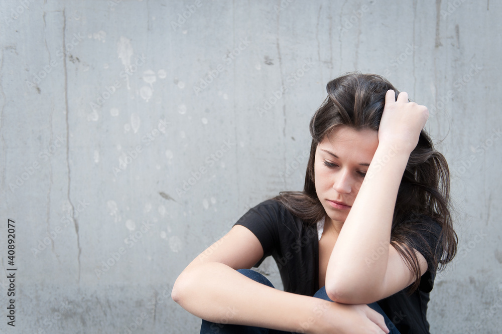 Portrait eines nachdenklichen, traurigen Mädchens