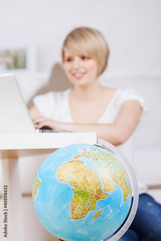frau bucht eine reise am laptop