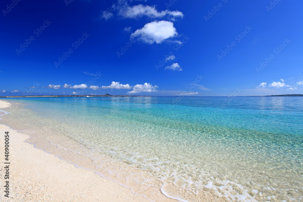 水納島の真っ白いビーチを紺碧の空